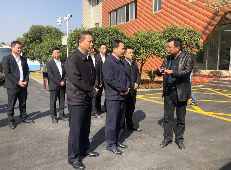 ��ί��������ʹ���������Ͷ��˾���ݻ������ŵ����쵼