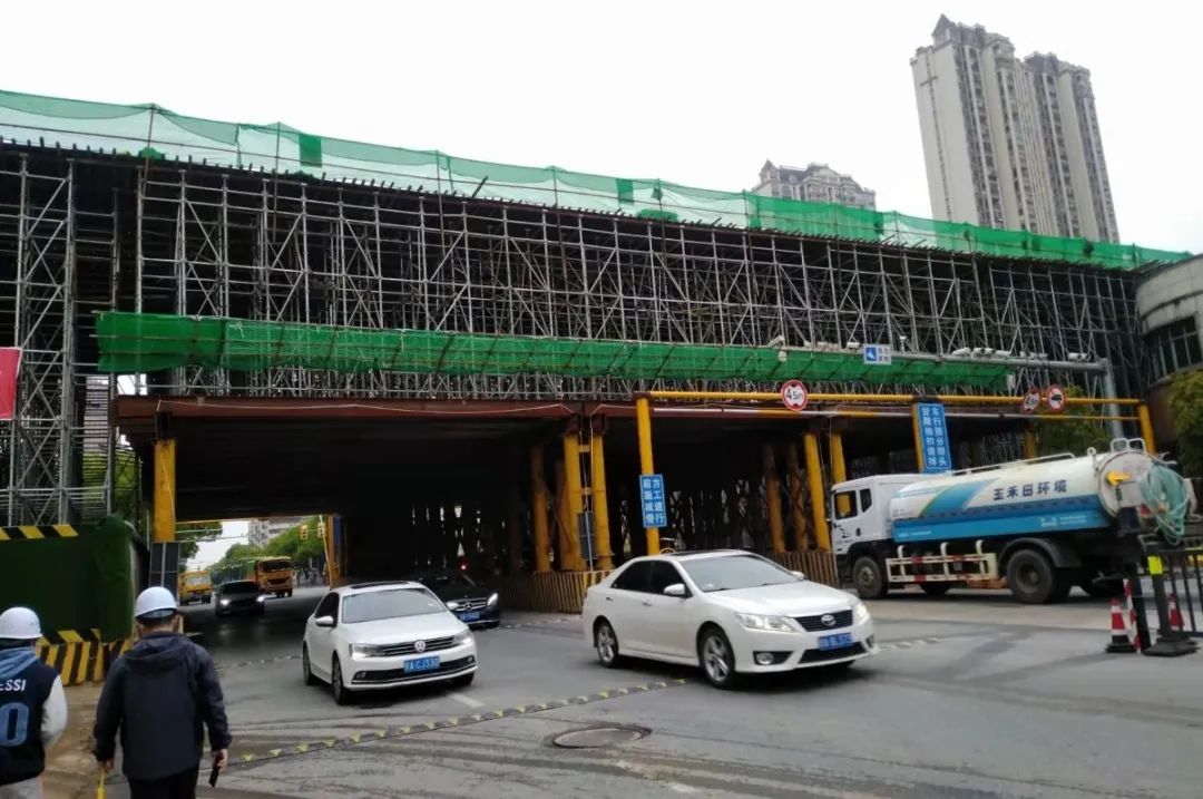 �ϱ������ٹ�·����һ��ͨ��ӭ����ͨ�Σ��߼������������·�ֽ������׸���˳������ʵ��